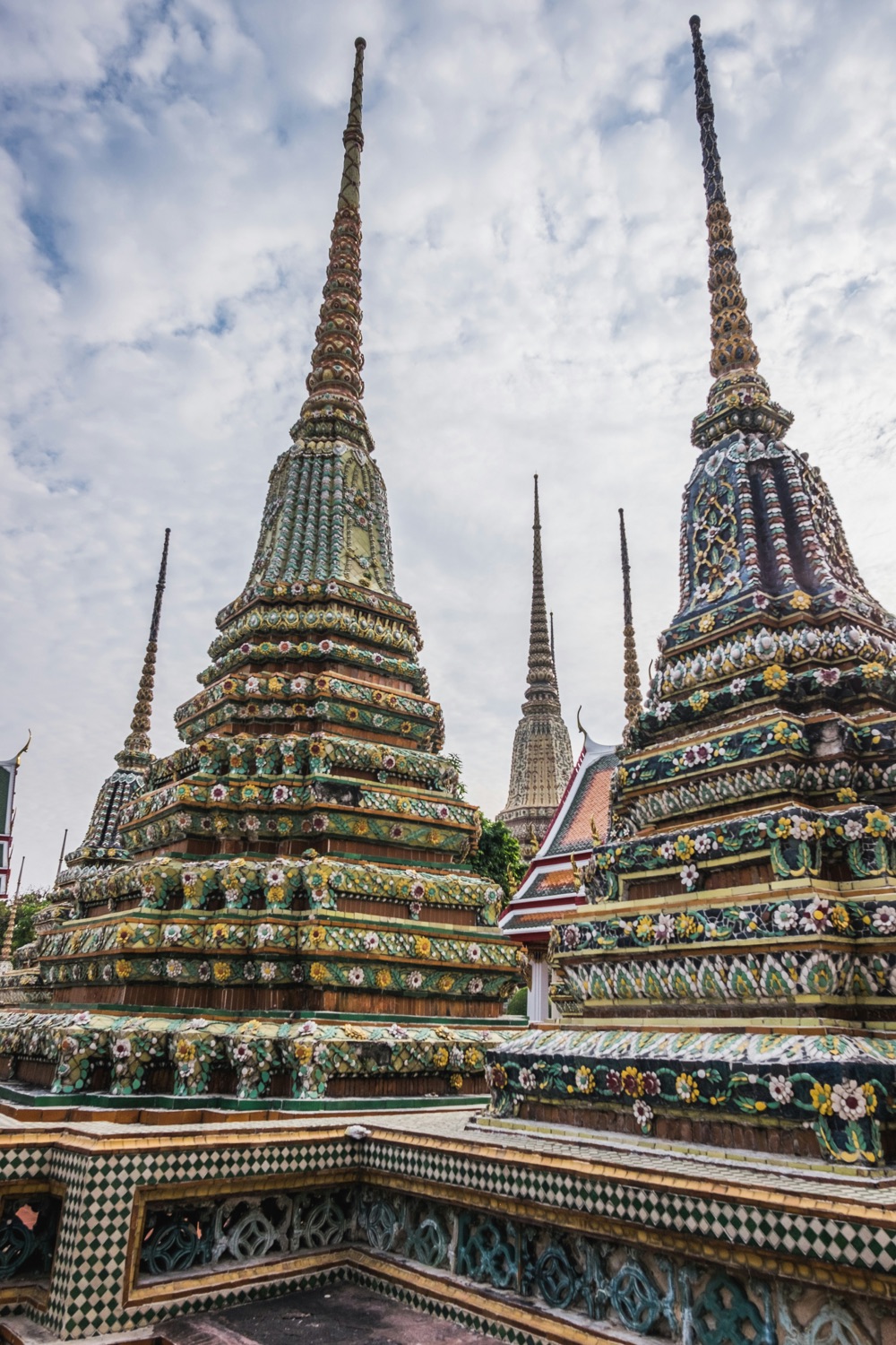 Farebné keramické detaily a zdobené veže v areáli Wat Pho v Bangkoku