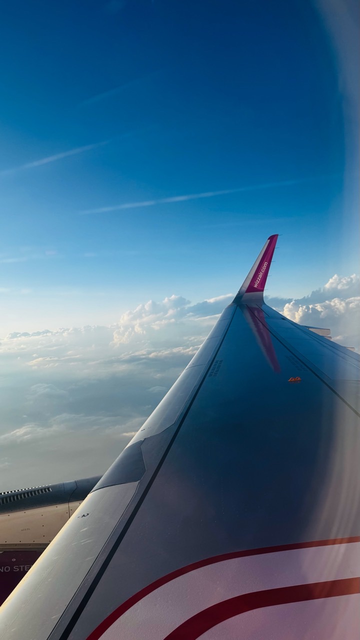 Krídlo lietadla Wizz Air nad oblakmi počas letu