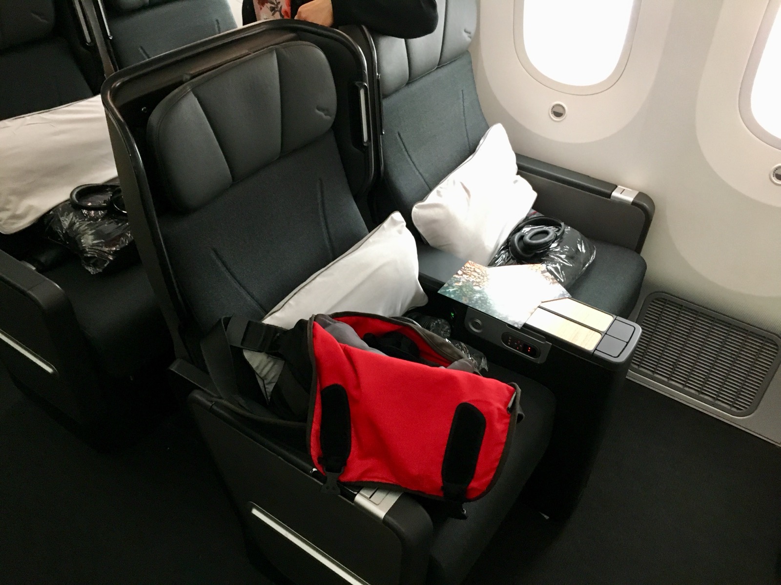 Sedadlá Premium Economy v Boeingu 787-9 Qantas, fotografované v roku 2019; ilustračná ukážka, nie kabína Austrian alebo EVA Air