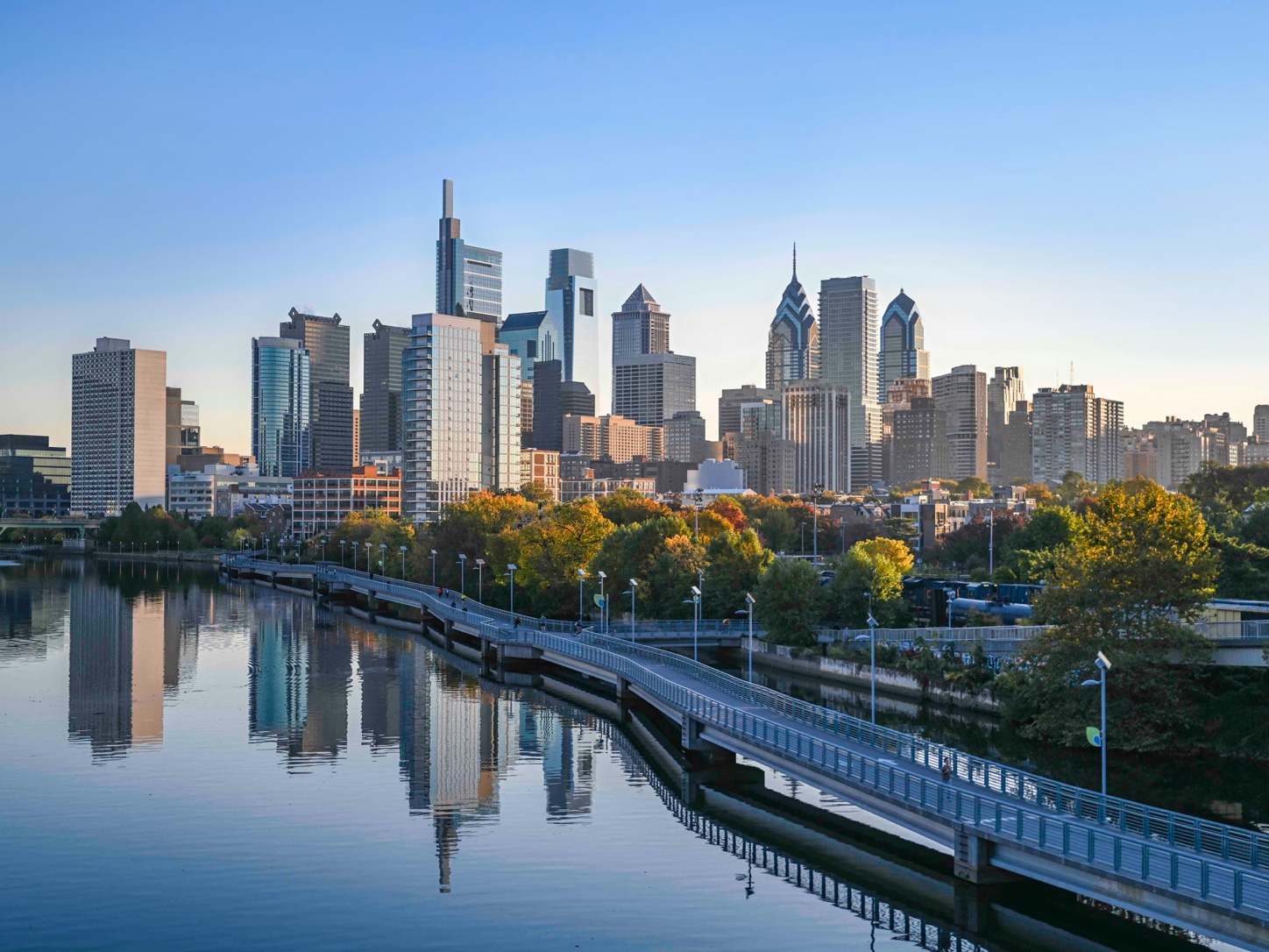 Panoráma centra Philadelphie s mestskou promenádou a odrazom mrakodrapov na vode