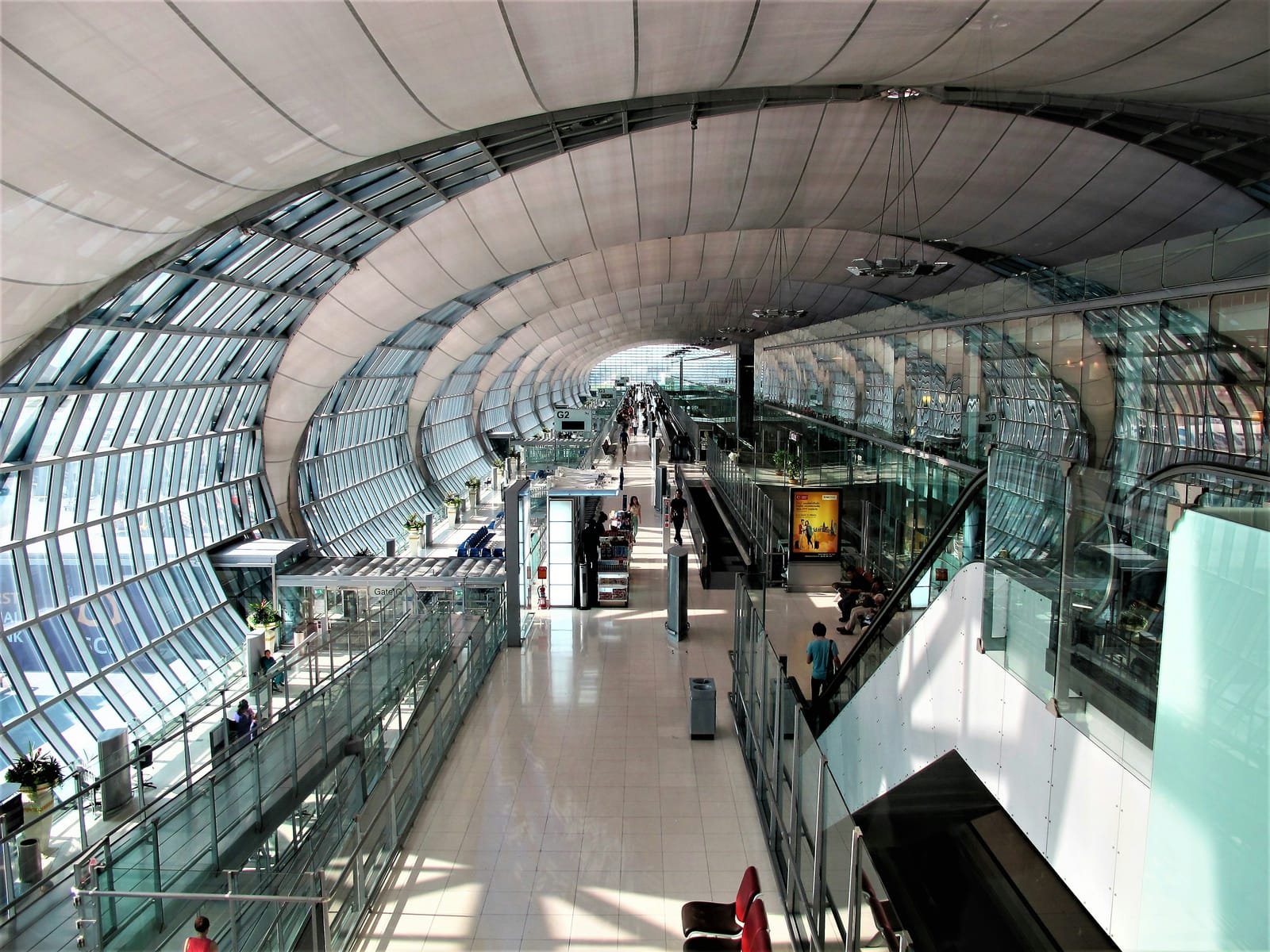 Interiér terminálu letiska Suvarnabhumi v Bangkoku; ilustračný záber z roku 2022, nie fotografia aktuálnych eGate brán