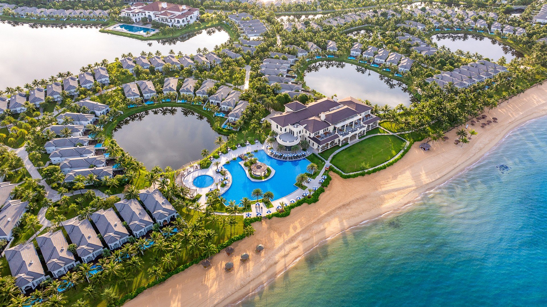 Rezort Meliá Vinpearl Phu Quoc s bazénom a plážou na vietnamskom ostrove