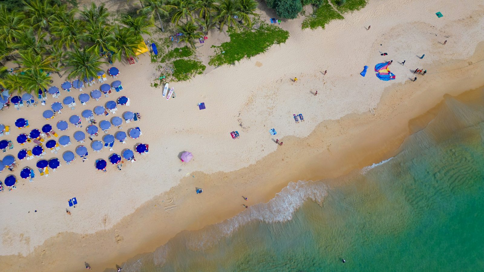 Pláž Nai Harn v oblasti Rawai na ostrove Phuket v Thajsku; ilustračná fotografia destinácie, nie konkrétneho hotela alebo zájazdu