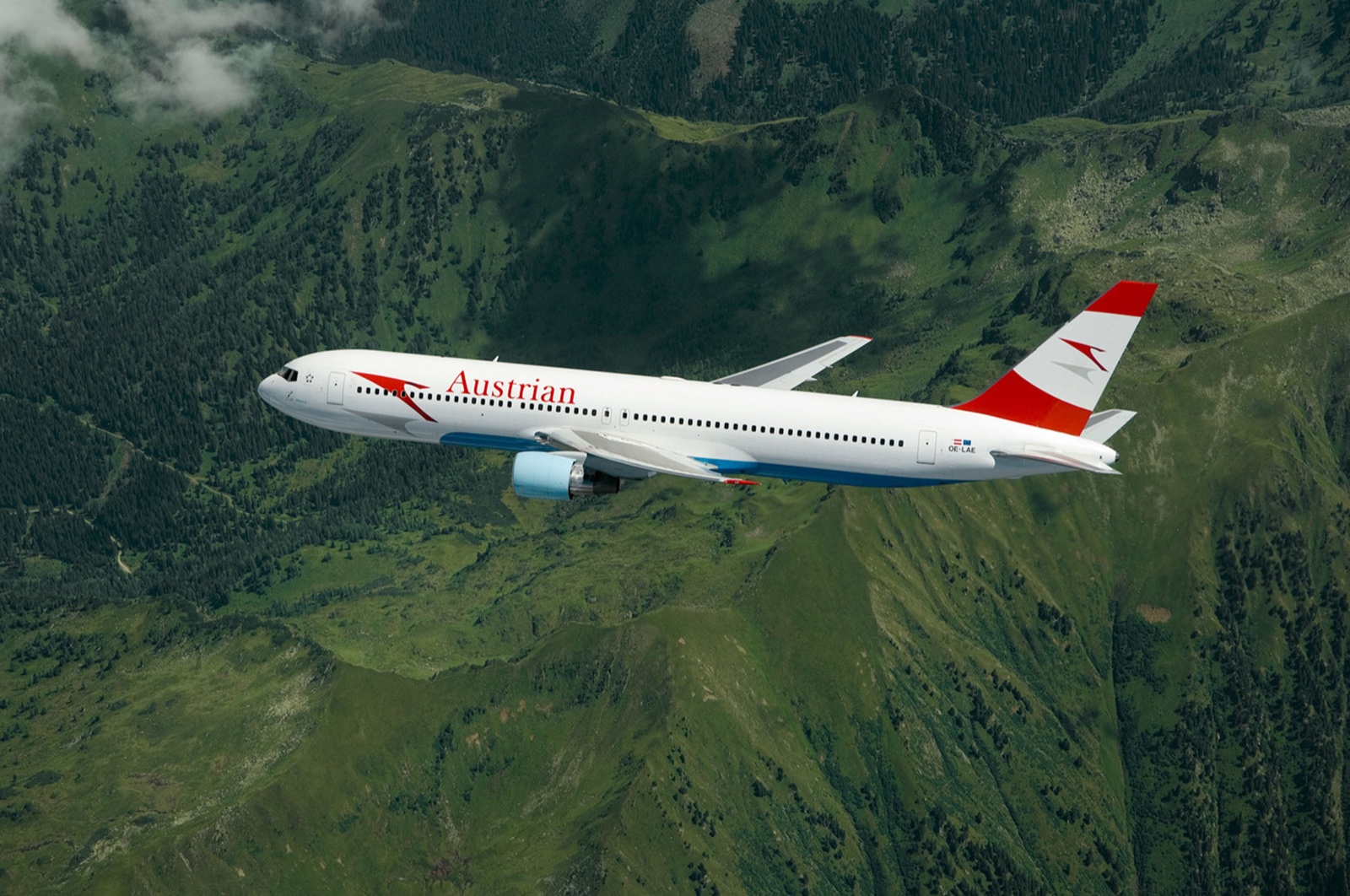 Archívny záber Boeingu 767-300ER Austrian Airlines OE-LAE nad horami z roku 2007, nie fotografia rozlúčkového letu