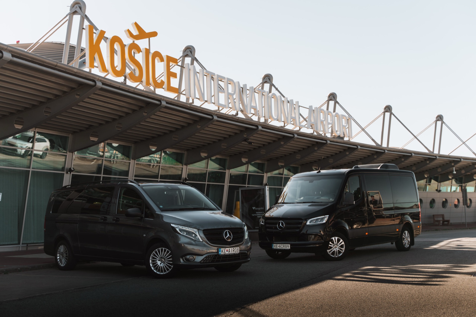 Terminál Letiska Košice s nápisom Košice International Airport a vozidlami pred budovou